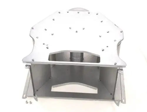 Metallische Strömungssicherung von Bosch, ausgeführt in einer rechteckigen Form mit Öffnungen, Montageelementen und einer gebogenen Struktur im Inneren.